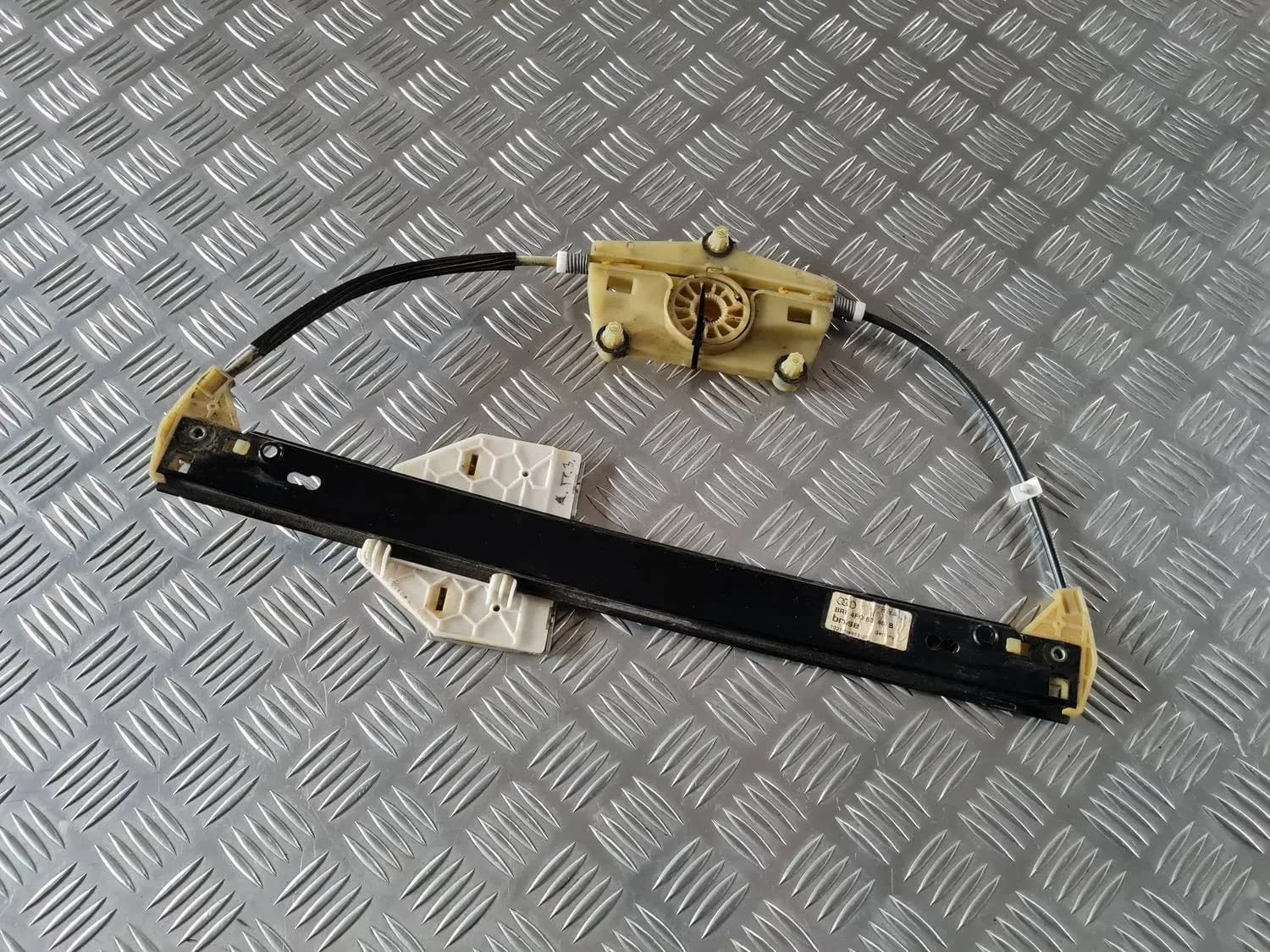 Mécanisme de levage du pare-brise arrière droit AUDI A6 2008 - foto 1