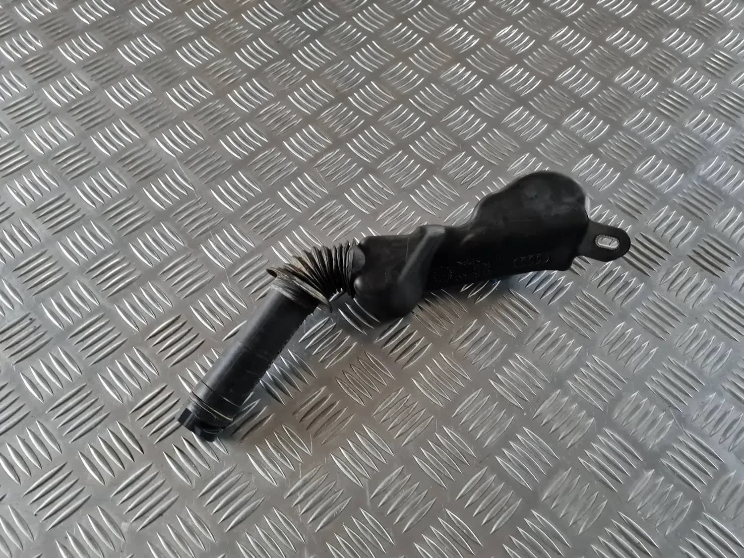 Tuyau de remplissage du réservoir de liquide lave-glace AUDI A6 2008 - foto 1