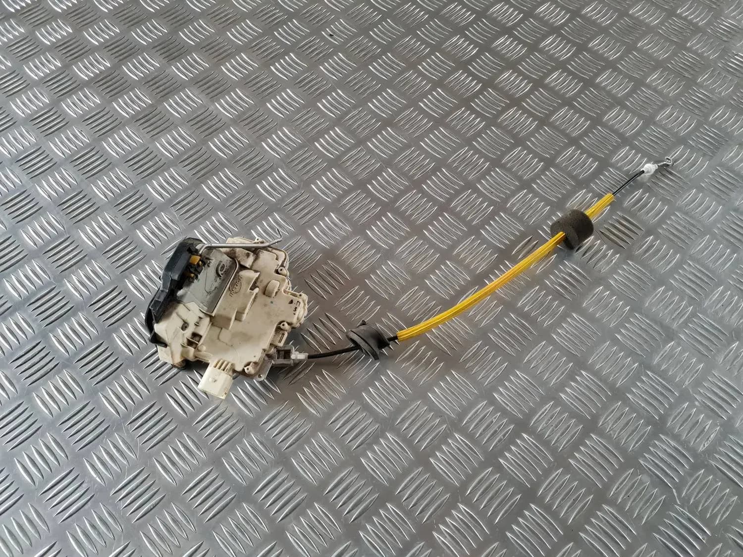 Verrouillage de la porte arrière droite AUDI A6 2008 - foto 1
