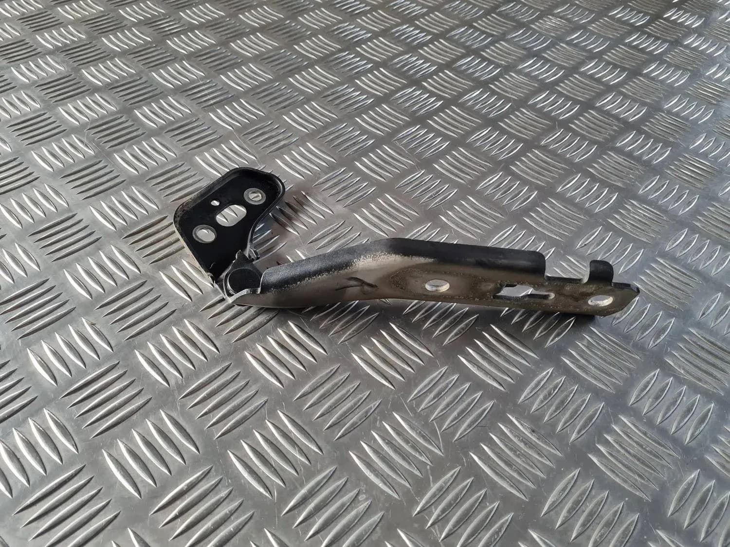 Charnière du couvercle, droite AUDI A6 2008