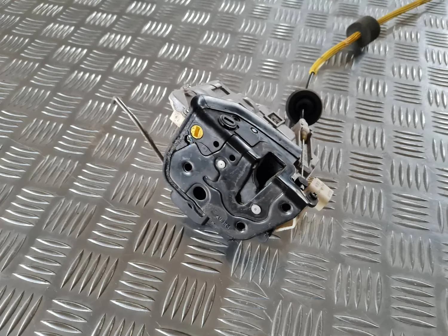 Serrure de la porte arrière gauche AUDI A6 2008 - foto 2