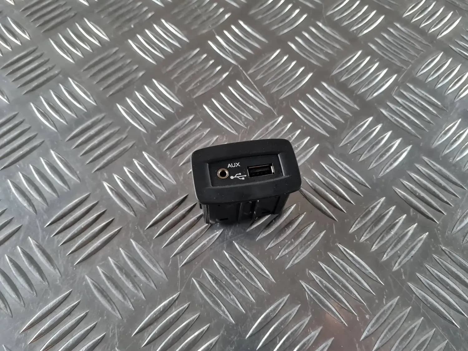 Adaptateur USB/AUX RENAULT SCENIC III 2011 - foto 1